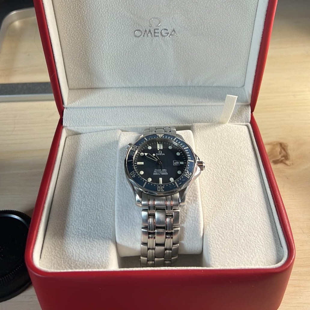 A complete set view of the Omega Seamaster "GoldenEye" Quartz 2541.80.00 with its box