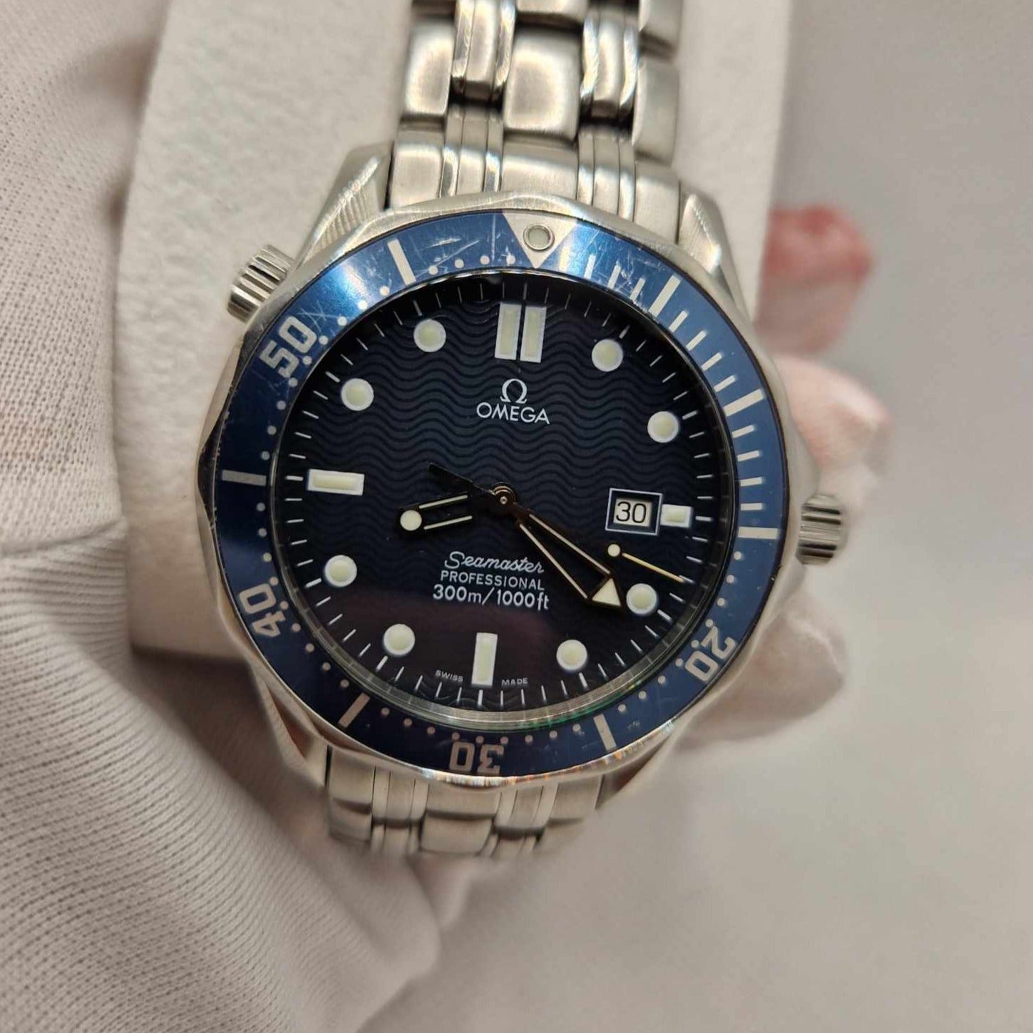 A image the Omega Seamaster "GoldenEye" Quartz 2541.80.00 showcasing the dial wave pattern blue diall and bezel